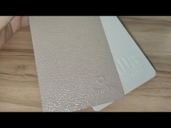 Couche en poudre brune à rides