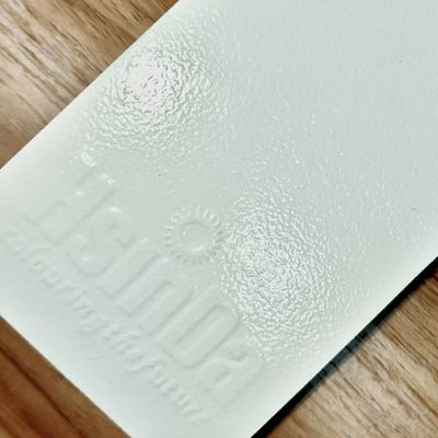 Revêtement en poudre blanc texturé résistant à la corrosion et durable pour applications de surface antidérapante