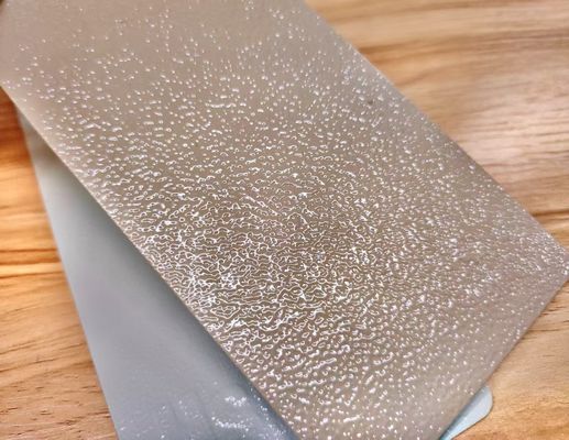 Couche en poudre résistante aux rides chimiques pour décorations métalliques extérieures avec finition texturée