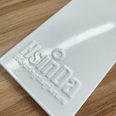 Résistant à la chaleur RAL9003 Pulvérisation électrostatique blanche et brillante en polystyrène poudre de revêtement de polymérisation poudre de collage pour cadres en aluminium