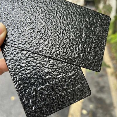 Revêtement en poudre noir argenté avec texture martelée pour applications de pulvérisation électrostatique dans une couleur personnalisée, résistant à la corrosion et aux UV.